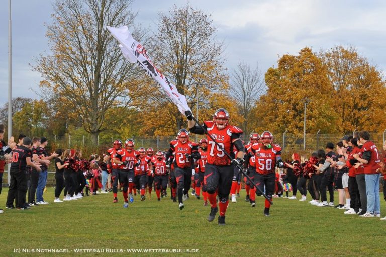 Bulls Herren Team läuft beim Spiel ein